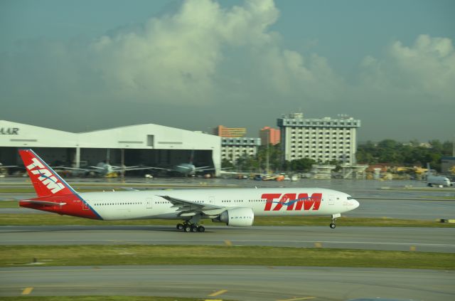 Boeing 777-200 (PT-MUI)