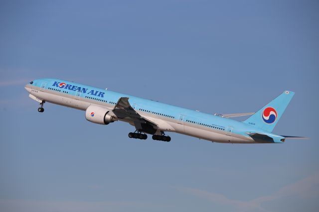 BOEING 777-300ER (HL8008)