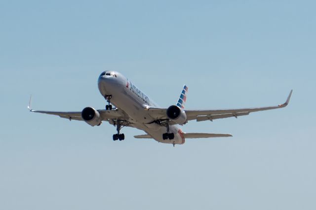 BOEING 767-300 (N384AA)