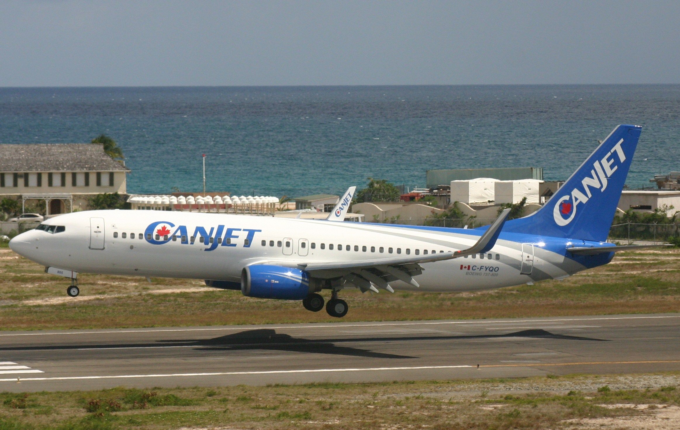 Boeing 737-700 (C-FYQO)
