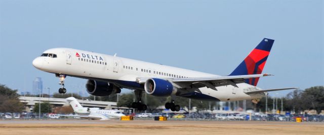 Boeing 757-200 (N675DL)