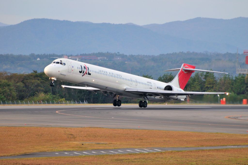 McDonnell Douglas MD-90 (JA8029) - 2011/11/12