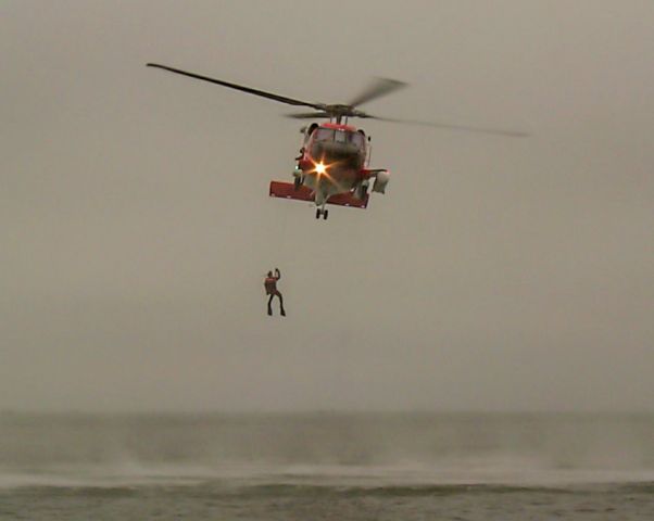 00-6013 — - Hoist work off Cape Disappointment, Washington, USA