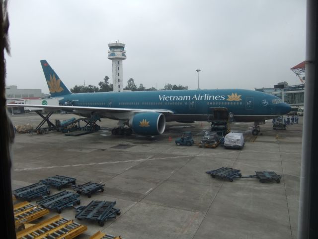 Boeing 777-200 (VN-A149) - Am Vormittag des 30.11.2012 auf dem Airport HAN, schon im Terminal für meinen Flug mit der SIA nach SIN. Zufällig konnte ich durch das - hierfür nicht gerade geut bemessene - Fenster ein Foto von der B777-200ER VN-A149 der Vietnam Airlines machen. Diese Maschine hatte ich schon öfters in FRA gesehen, und jetzt also auch an ihrem Heimatairport.