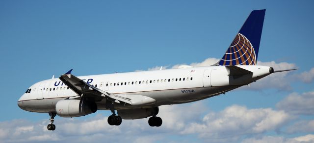 Airbus A320 (N453UA) - Landing on 35L.