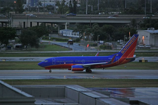 Boeing 737-700 (N748SW)