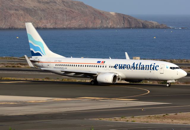 Boeing 737-800 (CS-TQU) - December 2014.