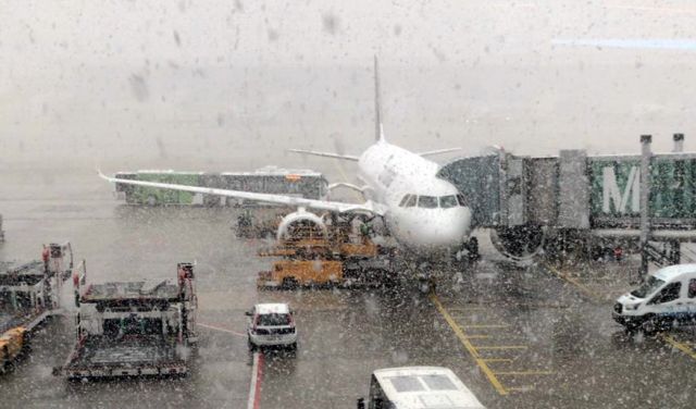 Airbus A320 (D-AIZD) - Snowing