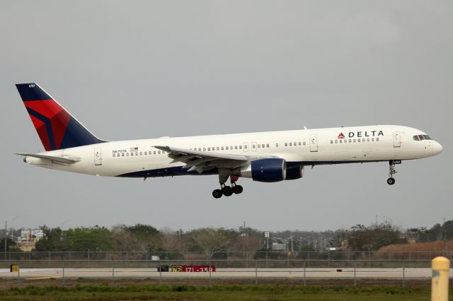 Boeing 757-200 (N6707A)