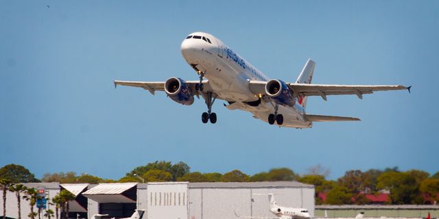 Airbus A320 (N586JB)