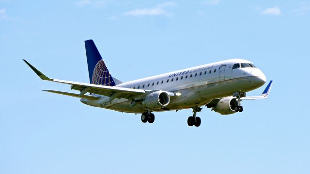 Embraer 175 (N207SY) - SKW5460 from DEN to PAE Rwy 16R on 5.22.19. (ERJ-175LR / cn #17000643).