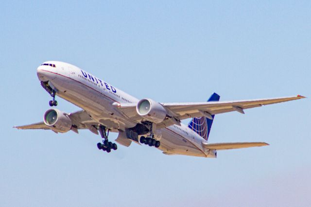 Boeing 777-200 (N222UA)