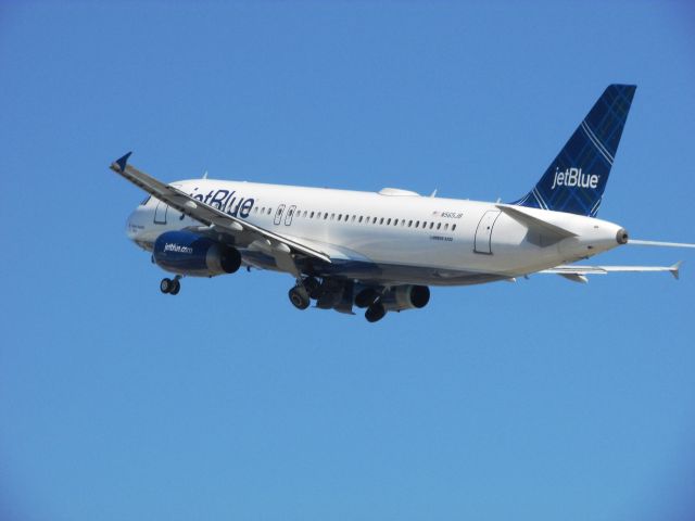 Airbus A320 (N565JB) - Taking off RWY 30