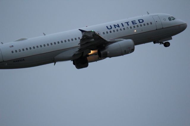 Airbus A320 (N481UA) - Departing from 32L