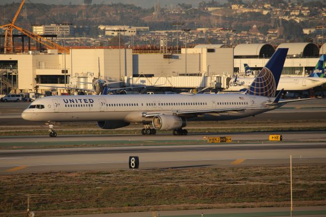 BOEING 757-300 (N75858)