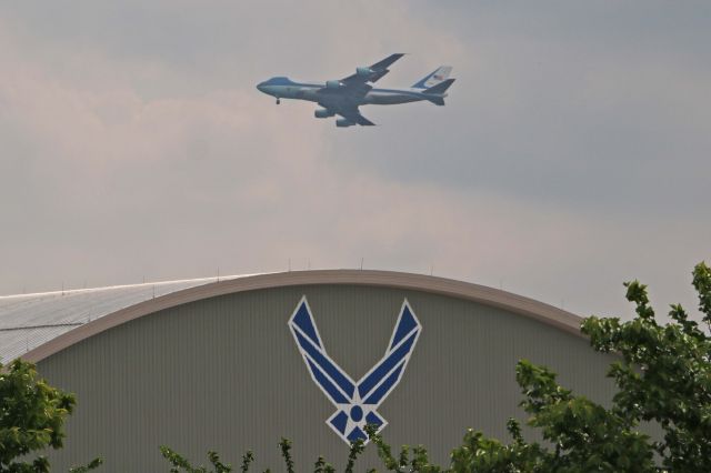 Boeing 747-200 (92-9000) - While waiting for the Warbirds, we were treated to several flybys of SAM 29000 performing several touch & goes at WPAFB on 17 May 2018. What a surprise!