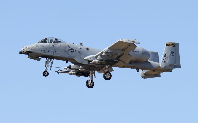 Fairchild-Republic Thunderbolt 2 (N79170) - Landing on runway 23