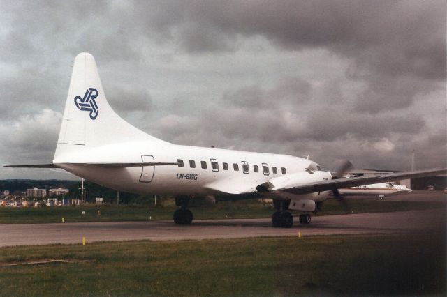 CONVAIR CV-580 (LN-BWG) - Taxiing to the ramp in Jul-88 while on lease to Ryanair.br /br /Reregistered C-FKFL 24-Dec-91,br /then ZK-KFH 11-Mar-97.