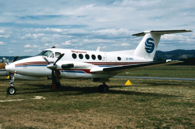 VH-WNH — - BEECH 200 SUPER KING AIR - REG : VH-WNH (CN BB-148) - ADELAIDE INTERNATIONAL AIRPORT SA. AUSTRALIA - YPAD 15/11/1987