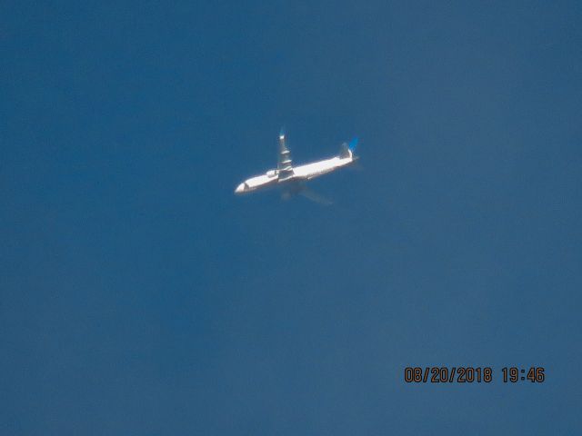 Embraer 175 (N136SY)