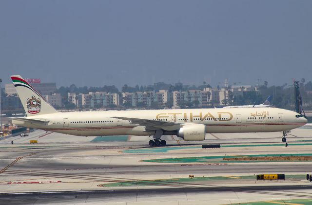 BOEING 777-300 (A6-ETK)