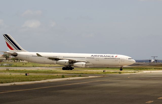 Airbus A340-300 (F-GLZO)