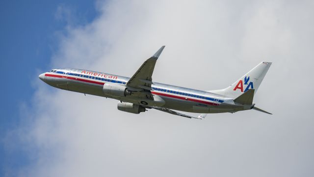 Boeing 737-800 (N859NN) - Departing 15Lbr /6/16/17