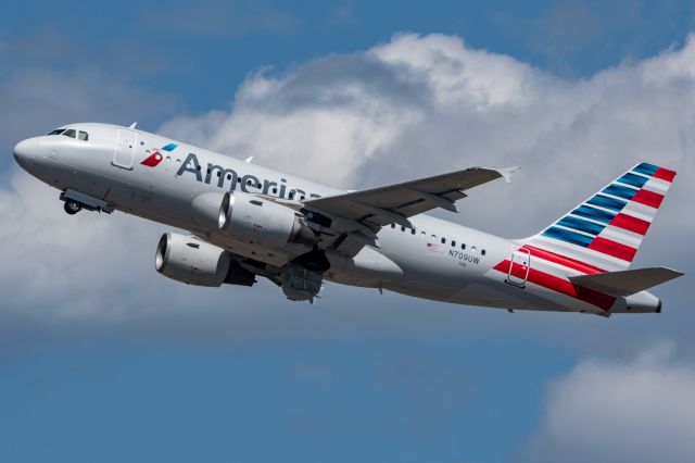 Airbus A319 (N709UW)