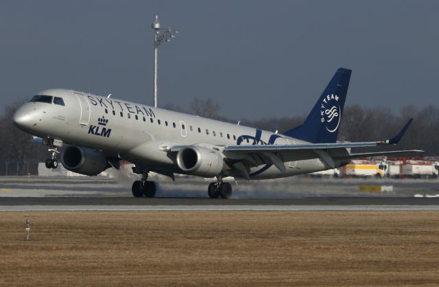 Embraer ERJ-190 (PH-EZX)