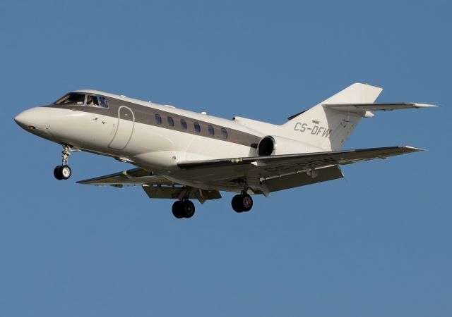 Hawker 800 (CS-DFW)