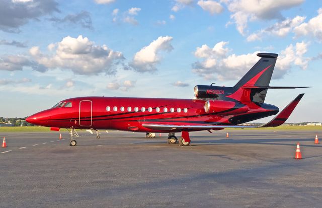 Dassault Falcon 900 (N539CA) - 08/16/17 on the Signature Ramp - Awesome paint !