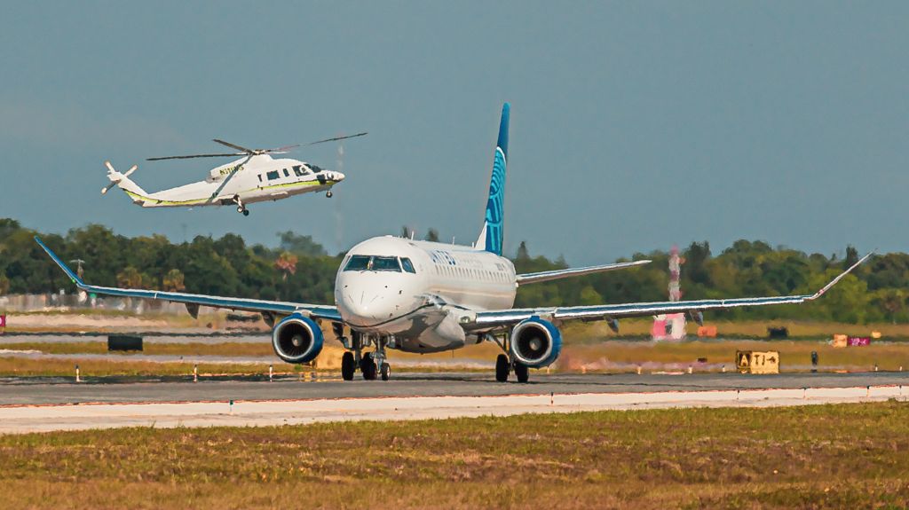 Embraer 175 (N611UX)