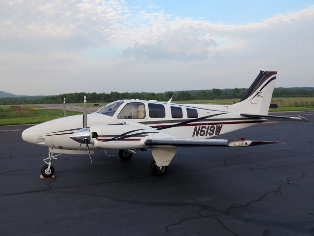 Beechcraft Baron (58) (N619W) - ...and now with a new paint job. Very nice!