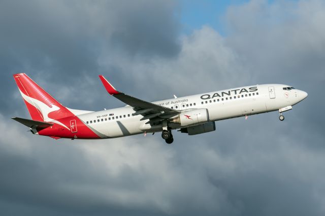 Boeing 737-800 (VH-VXP) - Boeing 737-838 cn 33722-1324. QFA VH-VXP Logan, runway 21 departure YPPH 15 April 2023