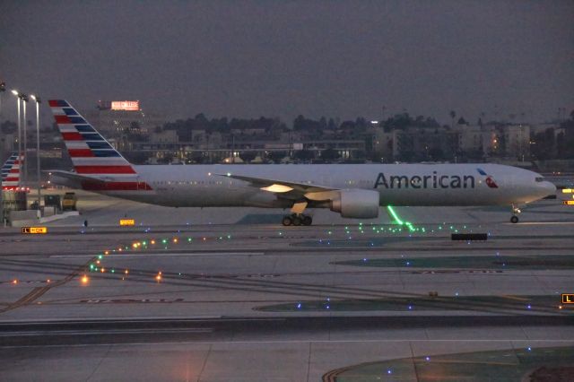 BOEING 777-300ER (N734AR)