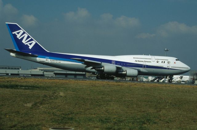 Boeing 747-400 (domestic, no winglets) (JA8961) - Taxing at Tokyo-Haneda Intl Airport on 1997/11/04