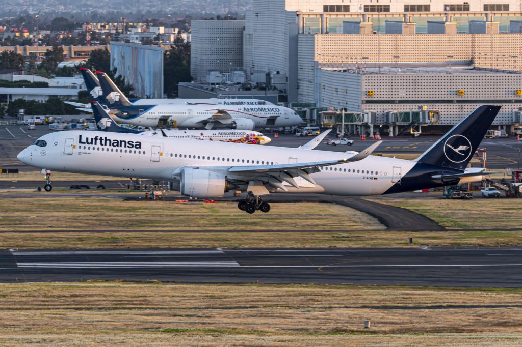 Airbus A350-900 (D-AIXO) - Landing at Mexico City International Airport