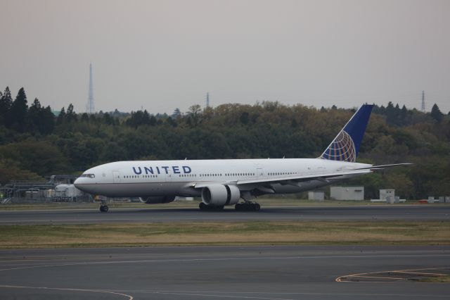Boeing 777-200 (N226UA)