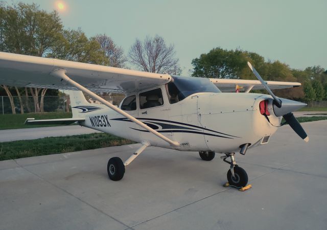 Cessna Skyhawk (N1053X) - 04-25-21 br /Full moon tonight, ready for 100 hour, this is with white balace turned to auto.