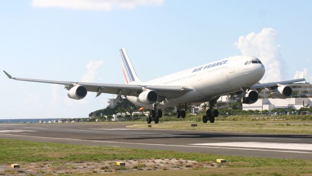 Airbus A340-300 (F-GLZT)