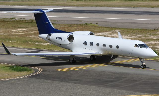 Gulfstream Aerospace Gulfstream IV (KPO371) - N371FP about to depart St Maarten