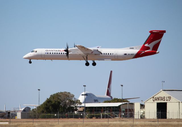 de Havilland Dash 8-400 (VH-QOT) - VH-QOT arriving in Longreach on the 17/08/2019, in the background is the historic Qantas hanger