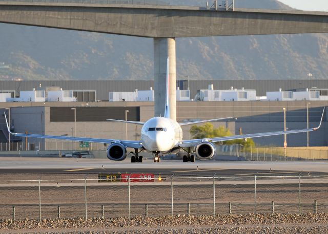 Boeing 737-800 (N3743H)