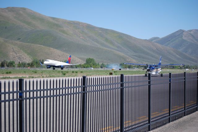 Embraer 175 (N281SY)