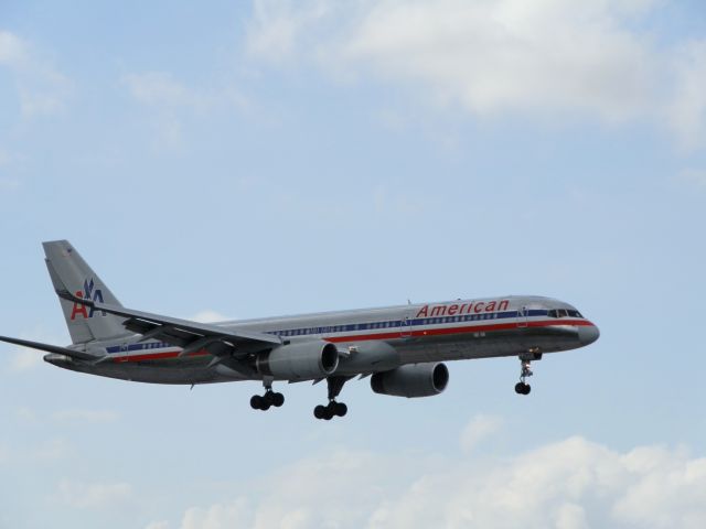 Boeing 757-200 (N198AA)