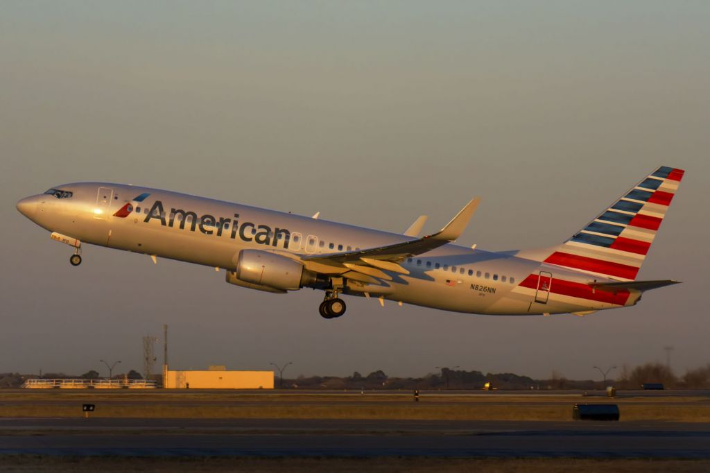 Boeing 737-800 (N826NN)