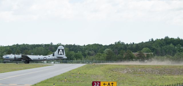 Boeing B-29 Superfortress (NX529B) - FiFi at full power before takeoff kicking up a lot of dirt.