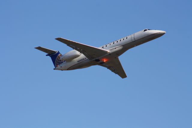 Embraer ERJ-135 —