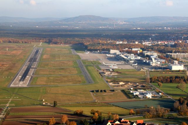 Cessna Skyhawk (D-EAKI) - My home airport Nurnberg (NUE/EDDN) in great evening light. Note the AirTanker G-VYGG at the apron.