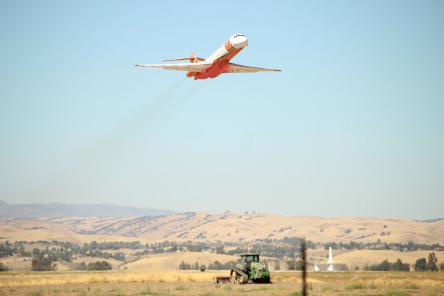 McDonnell Douglas MD-87 (N292EA) - Tanker 102 lifting off for the Mineral Fire. July 2020